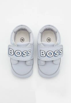 BOSS Kidswear Slippers - Cadeau De Naissance - Pale Blue 10 BOSS Kidswear Slippers - Cadeau De Naissance - Pale Blue -Anna Field Soldes 406e590f409045849275c1a2f4aae9eb
