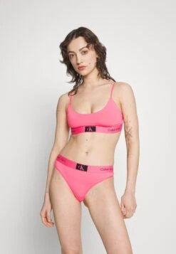 CALVIN KLEIN UNDERWEAR Modern Thong - String - Cerise Lipstick -Anna Field Soldes 7dad4a9be7c14beabbb80b31ba4b6e1e